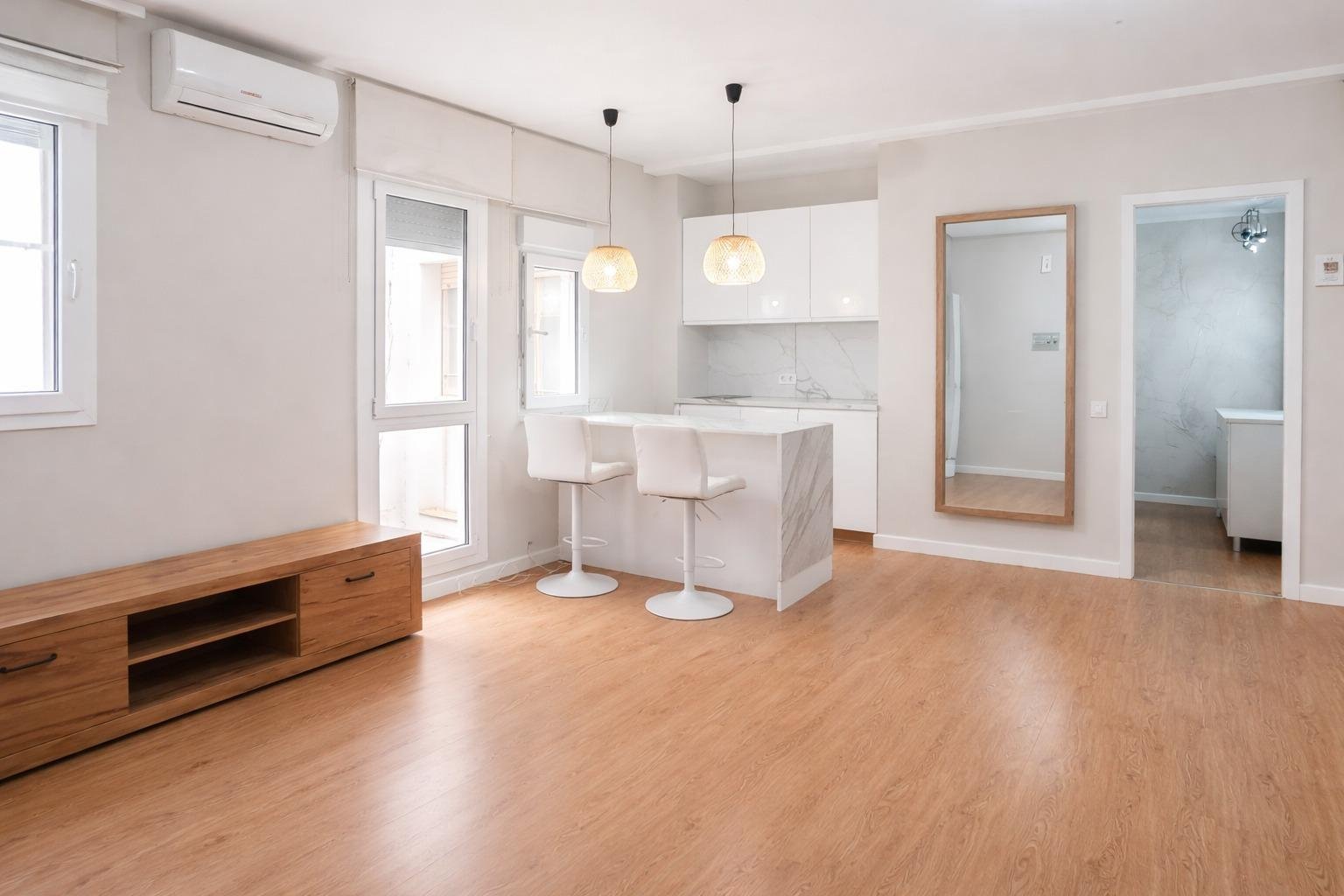 Espacio tipo loft reformado con cocina y baño – ideal despacho o estudio.