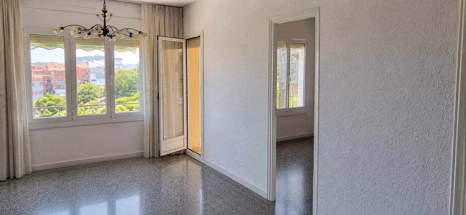 Piso de 4 habitaciones con vistas despejadas  en Can Rull 
