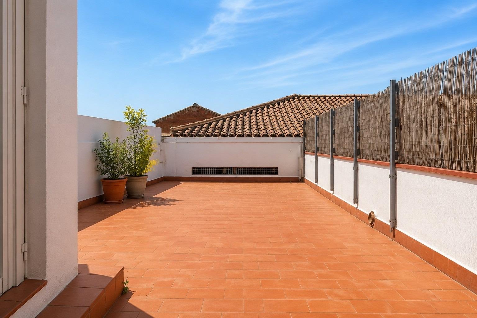Foto 2 de OPORTUNIDAD!!!!!! PISO EN CTRA TERRASSA CON GRAN PATIO