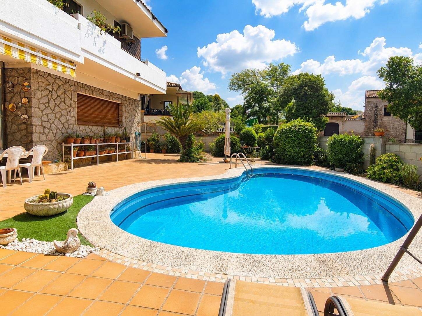 CASA DE 6 DORMITORIOS, 4 TERRAZAS. JARDÍN, PISCINA Y BARBACOA EN CAN FALGUERA, PALAU SOLITÀ I PLEGAMANS.