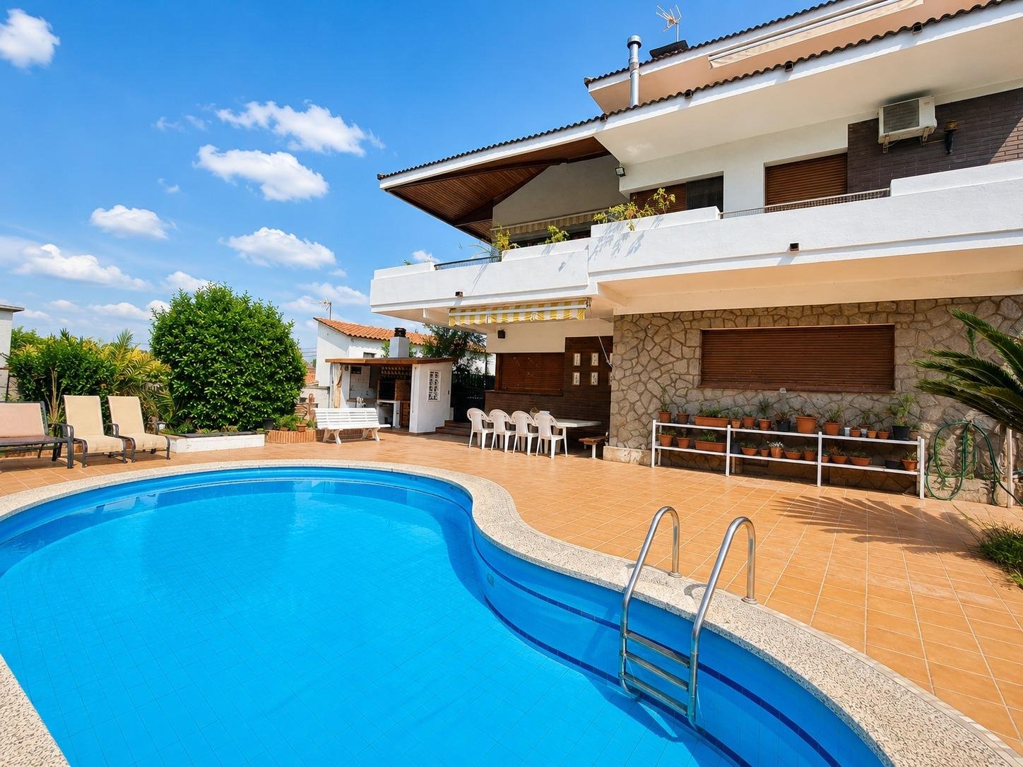 Foto 4 de CASA DE 6 DORMITORIOS, 4 TERRAZAS. JARDÍN, PISCINA Y BARBACOA EN CAN FALGUERA, PALAU SOLITÀ I PLEGAMANS.