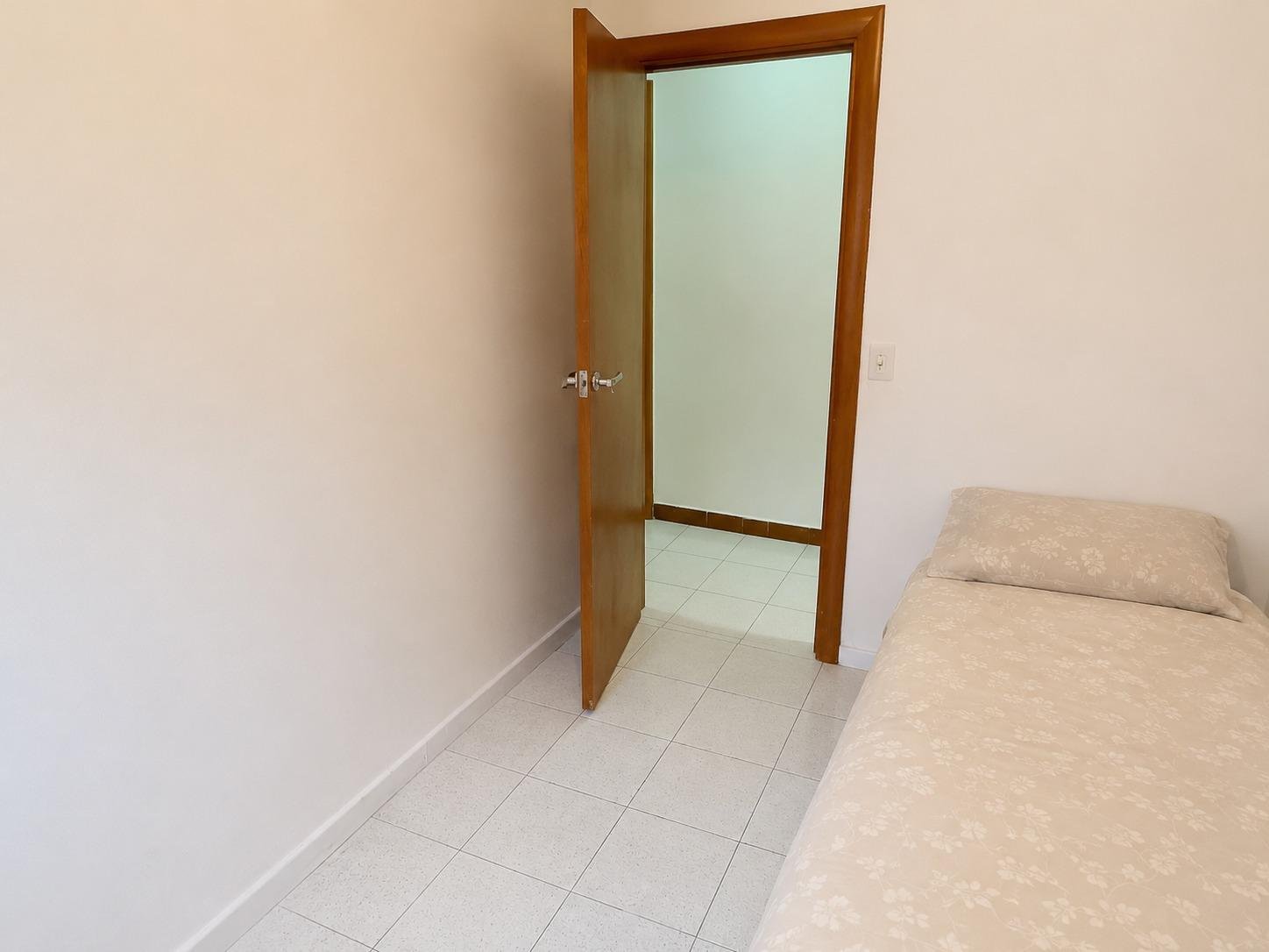 Foto 13 de Oportunidad Inmobiliaria (piso alquilado) en Montcada i Reixac: Piso Luminoso y Exterior a un Precio Atractivo