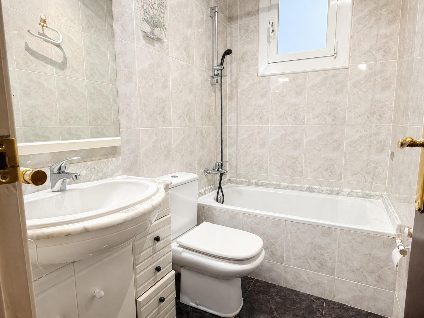 Foto 4 de PISO DE 3 HABITACIONES EN CAN RULL SABADELL.
