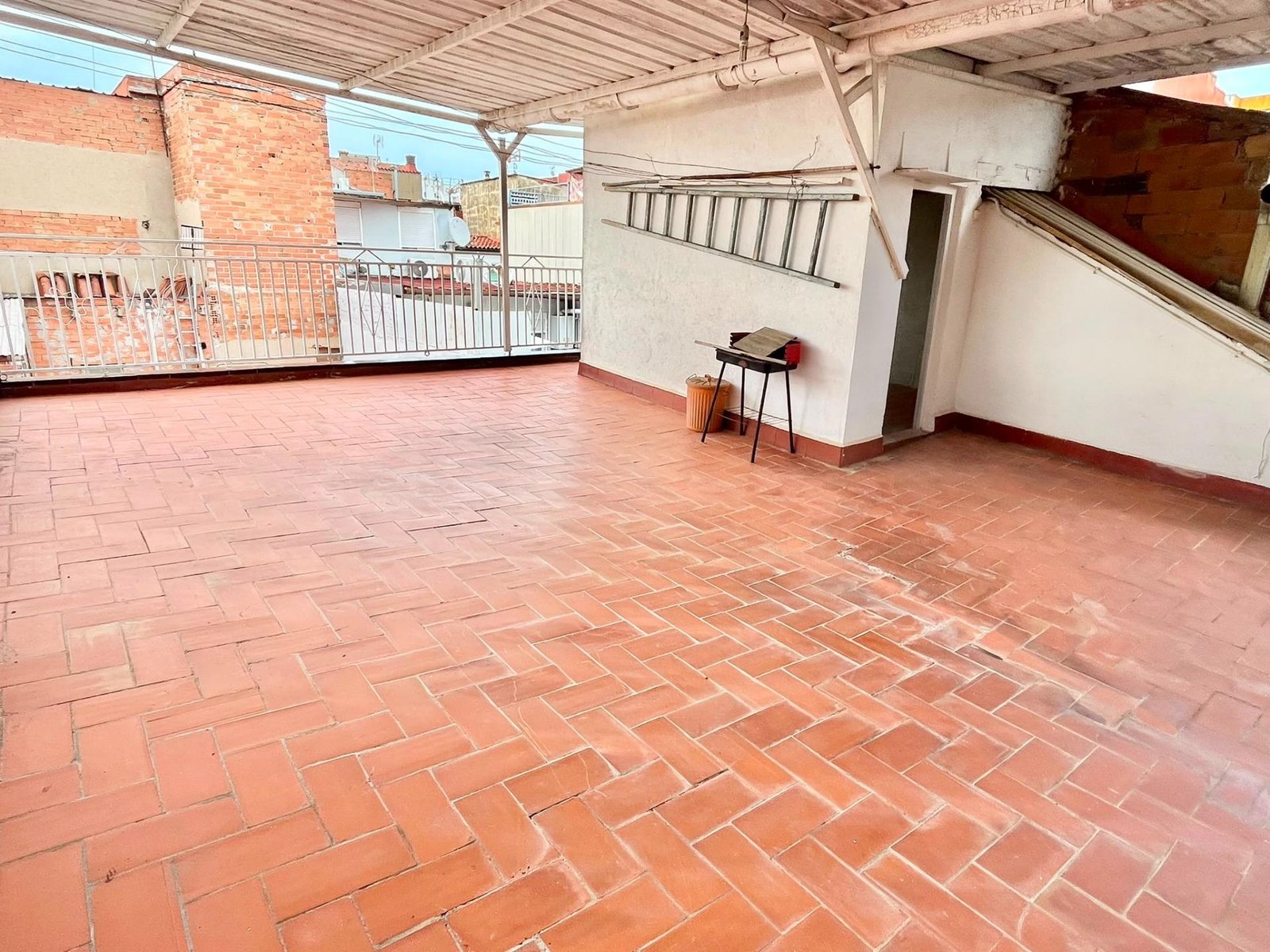 Foto 9 de Encantador Adosado en Sabadell - ¡Tu nuevo hogar te espera por €232,000!
