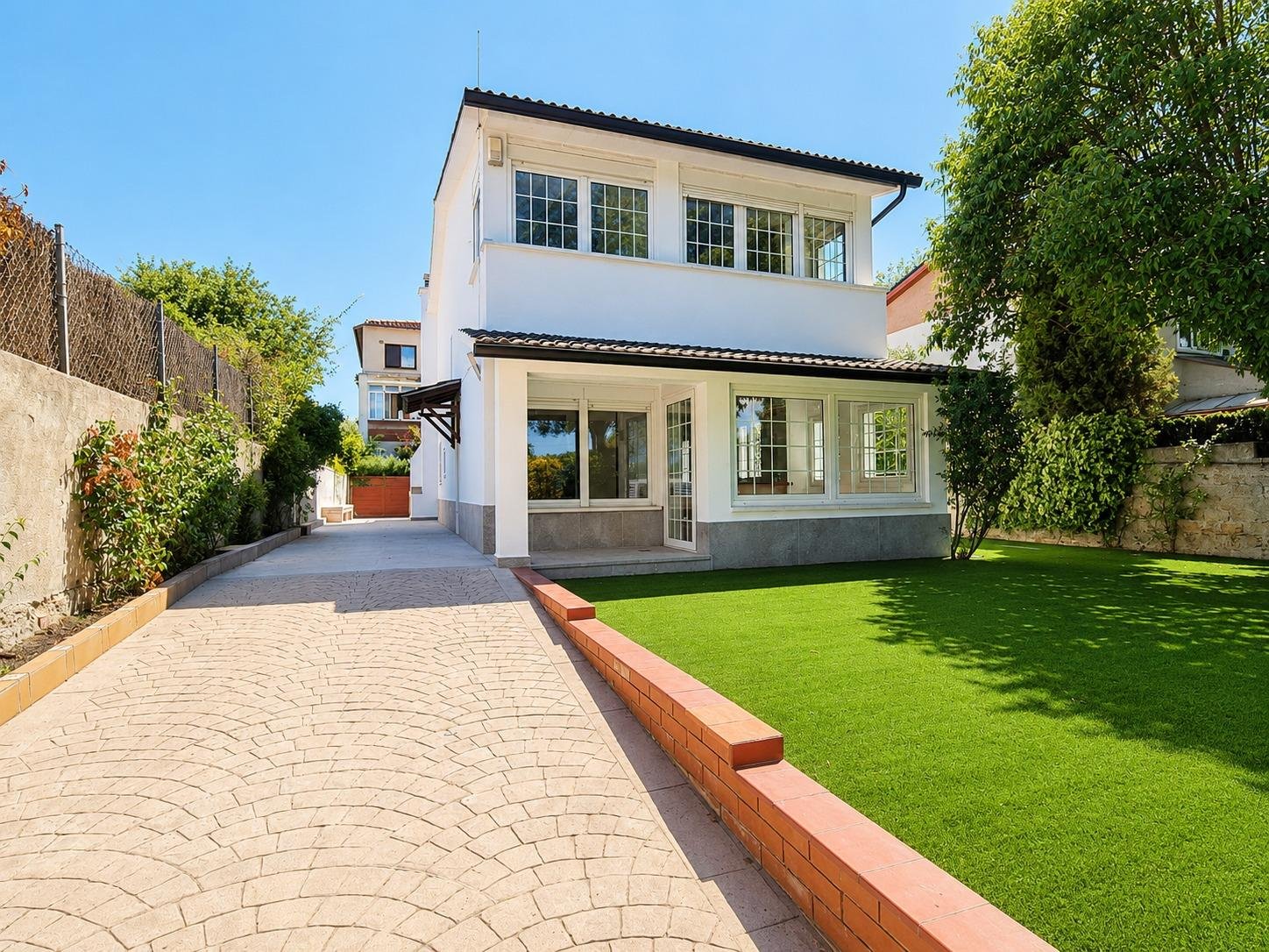 Casa independiente de 4 dormitorios y piscina privada en Mirasol.