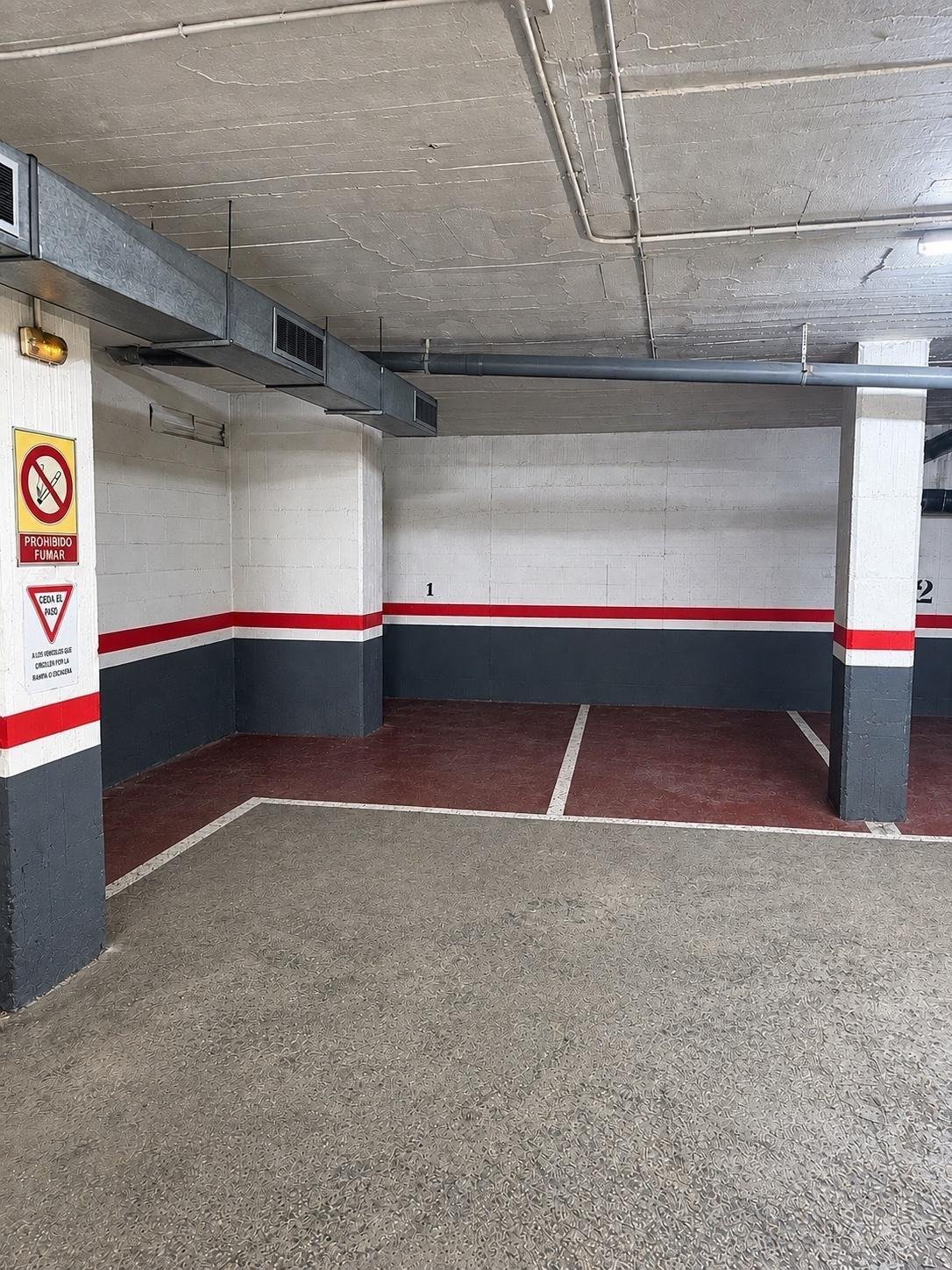 Foto 2 de Parking doble en primera planta para 2 coches y 2 motos – Ronda Ponent